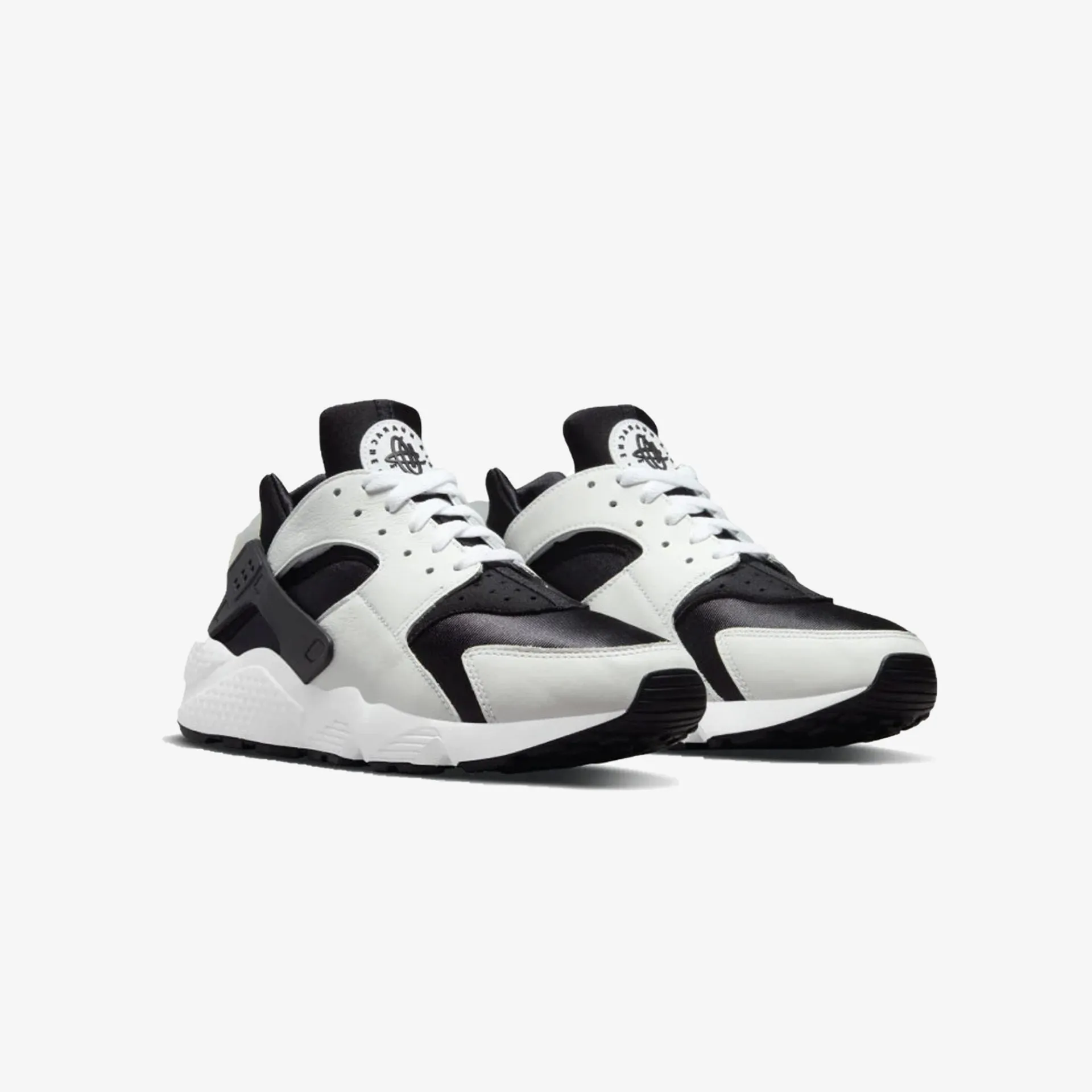 Nike | AIR HUARACHE  { BLACK/WHITE